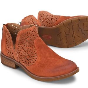 Sofft Women's Barrosa Burnt Orange Suede Laser-Cut Ankle Booties | Size 9